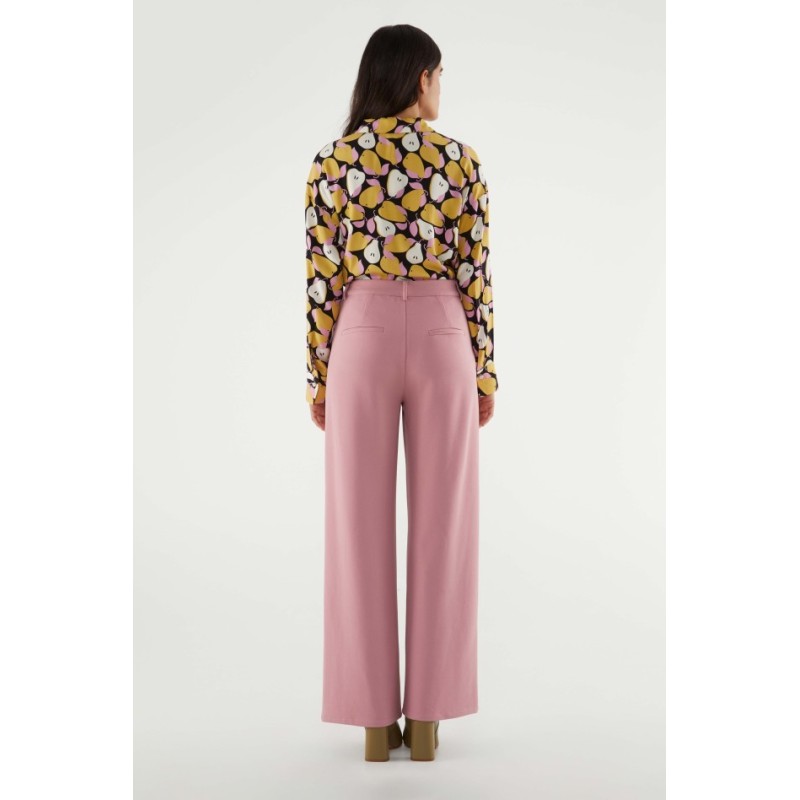 PANTALÓN DE VESTIR CON PINZAS.