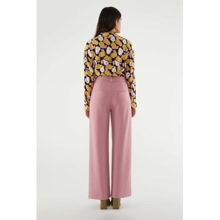 PANTALÓN DE VESTIR CON PINZAS.