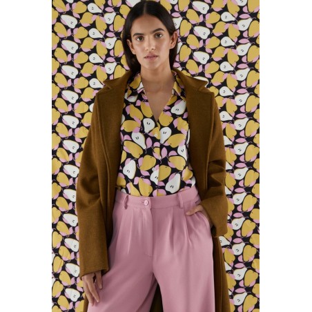 PANTALÓN DE VESTIR CON PINZAS.