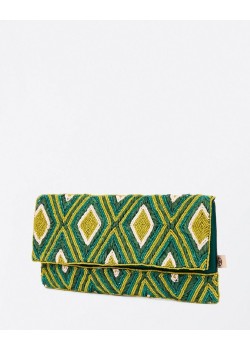 CLUTCH CON SOLAPA,ROMBOS BORDADO. 2