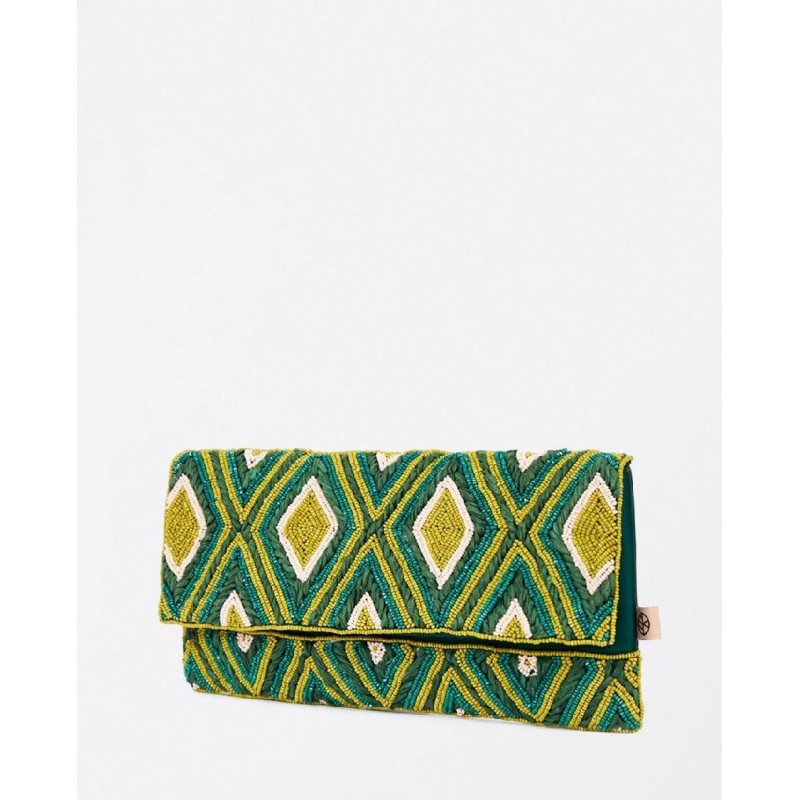 CLUTCH CON SOLAPA,ROMBOS BORDADO.