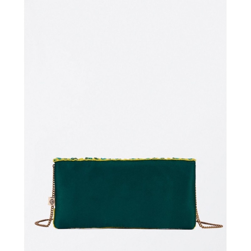 CLUTCH CON SOLAPA,ROMBOS BORDADO.