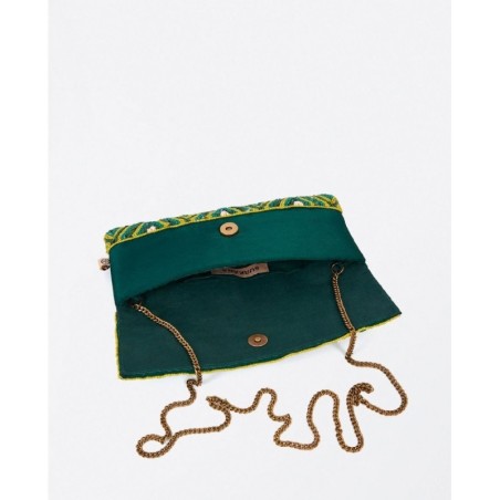 CLUTCH CON SOLAPA,ROMBOS BORDADO.