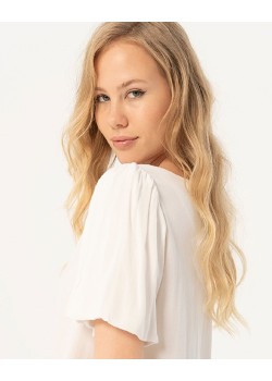 BLUSA ESCOTE REDONDO CON MANGAS ABULLONADA. 2