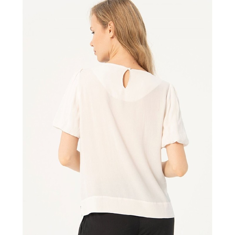 BLUSA ESCOTE REDONDO CON MANGAS ABULLONADA.