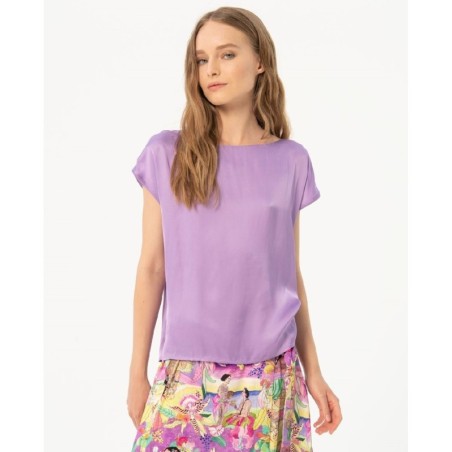 BLUSA LISA DE MANGA CORTA.