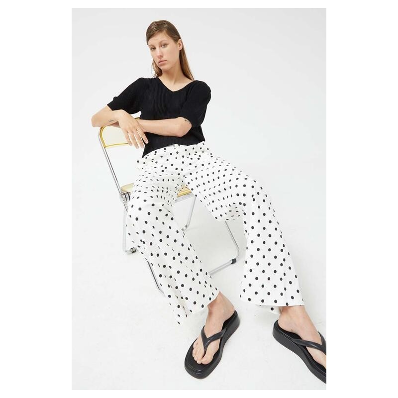 PANTALÓN VAQUERO RECTOS LUNARES BLANCO.