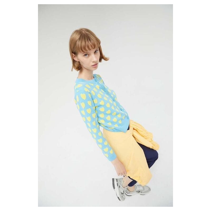 CHAQUETA ESTAMPADA CORAZONES AZUL.