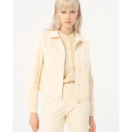 CHAQUETA CORTA CON BOLSILLOS PLASTRÓN.