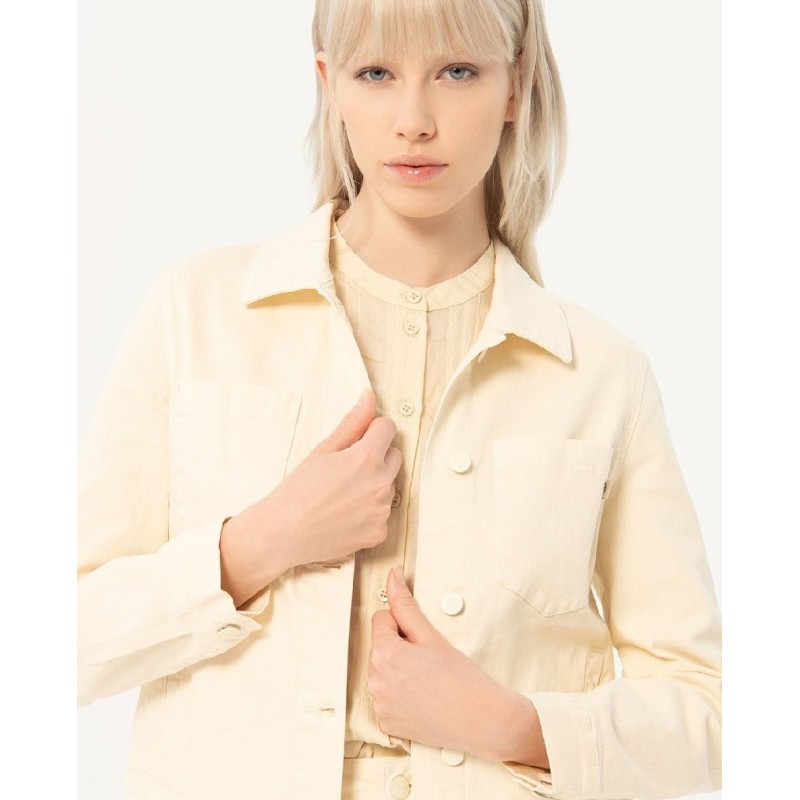 CHAQUETA CORTA CON BOLSILLOS PLASTRÓN.