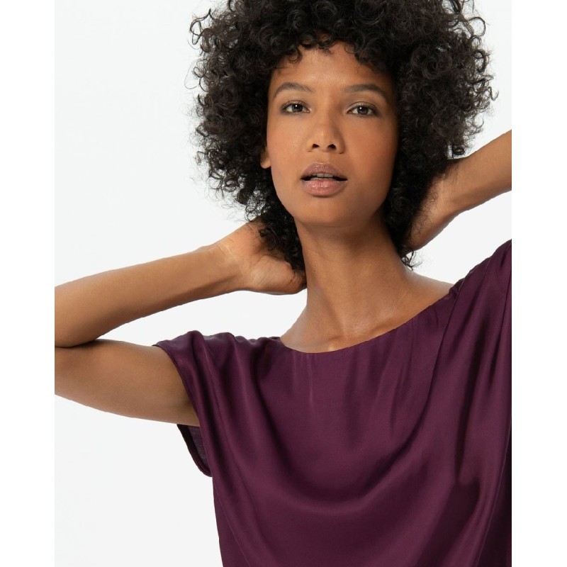 BLUSA AMPLIA CUELLO BARCA Y MANGA CORTA.