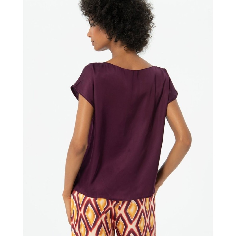 BLUSA AMPLIA CUELLO BARCA Y MANGA CORTA.