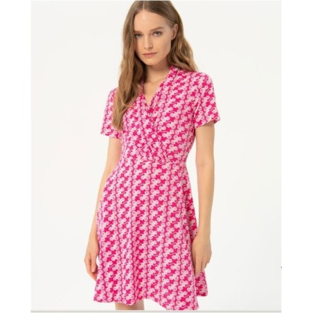 Vestido escote cruzado, largo sobre rodilla fucsia