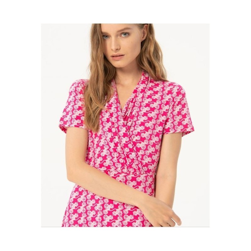 Vestido escote cruzado, largo sobre rodilla fucsia