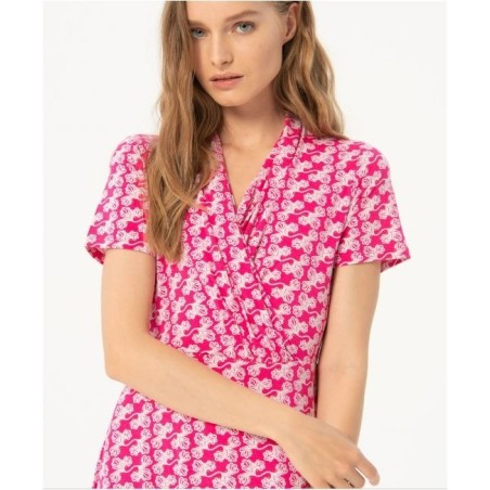 Vestido escote cruzado, largo sobre rodilla fucsia