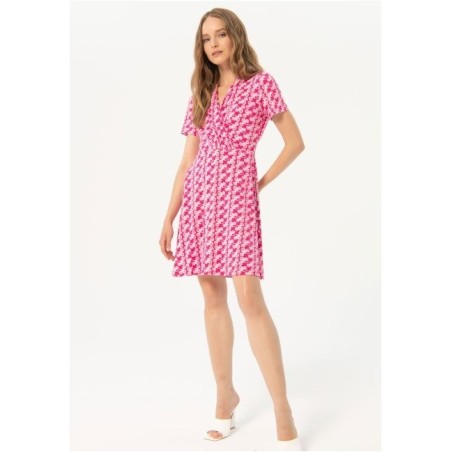 Vestido escote cruzado, largo sobre rodilla fucsia