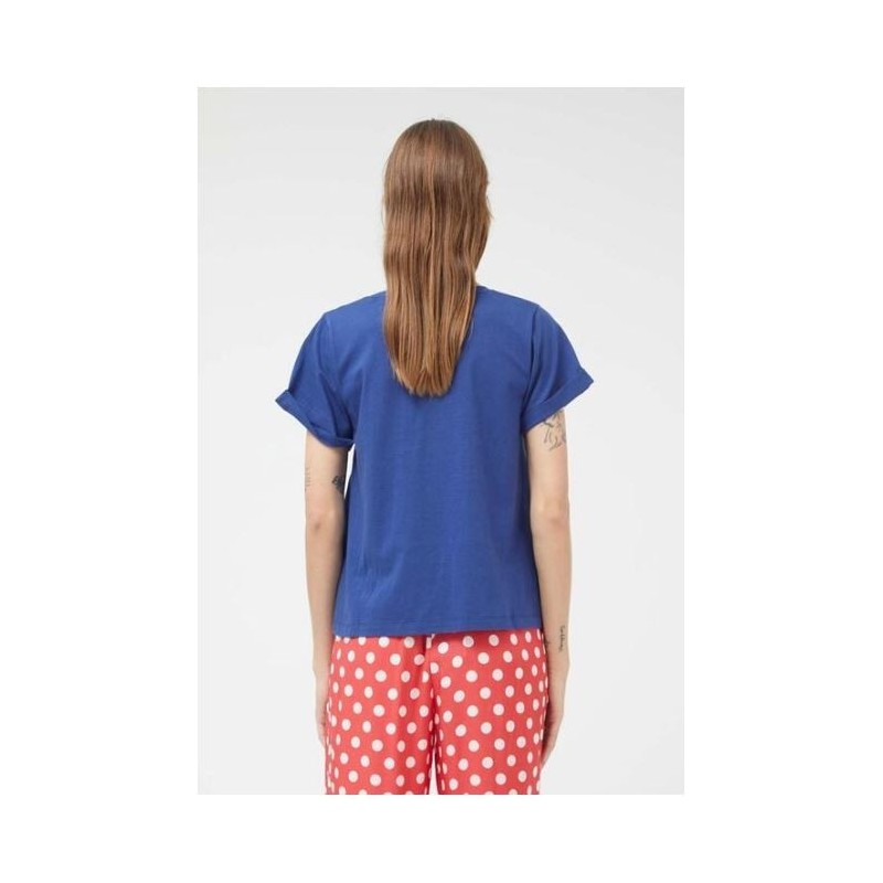 Camiseta de manga corta en color azul con texto
