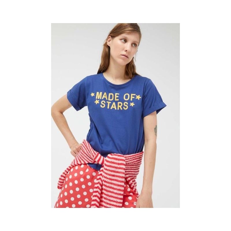 Camiseta de manga corta en color azul con texto