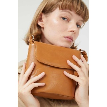 BOLSO TIPO CUBO.CIERRE CON SOLAPA Y ASA DE HOMBRO.