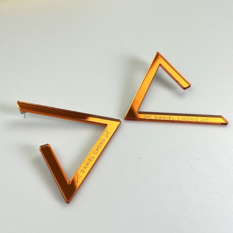 PENDIENTES ANAGRAMA DANIEL CHONG NARANJA.