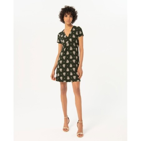 Vestido estilo skater, escote pico de manga corta.