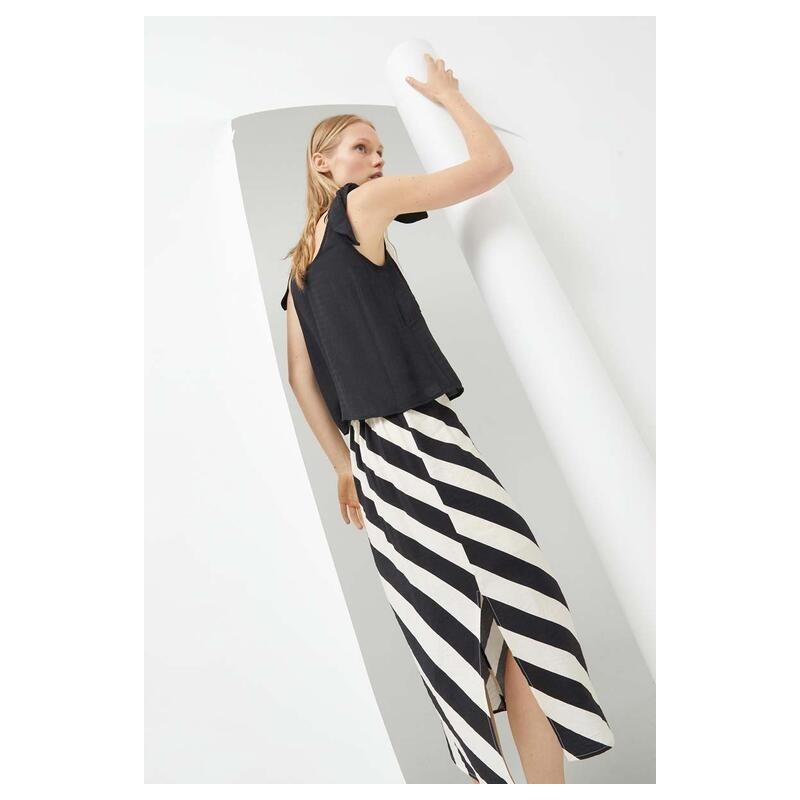 TOP TIRANTES LAZADA NEGRO.