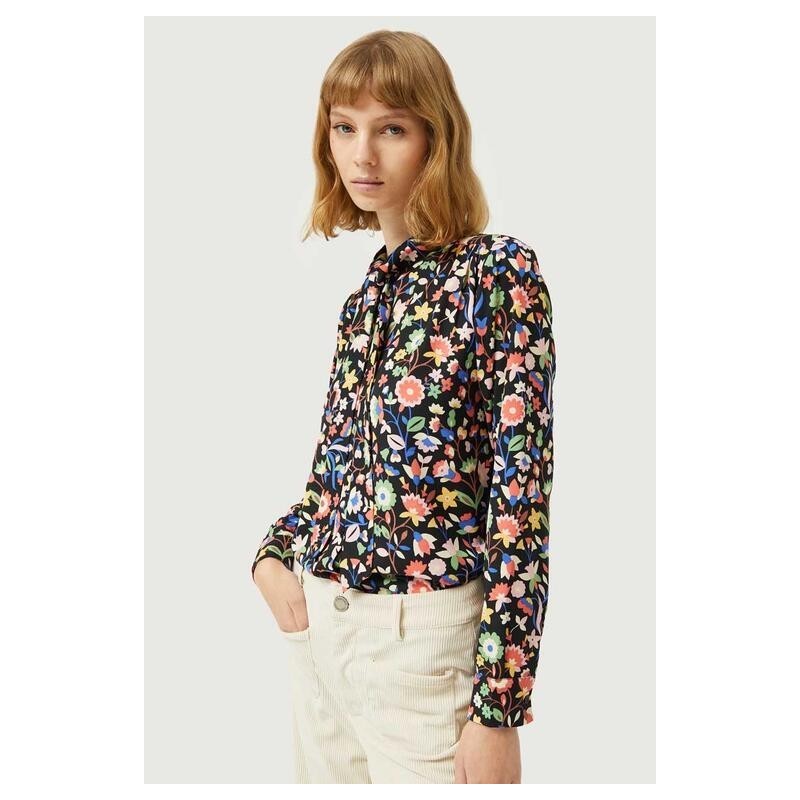 Camisa lazada estampadp floral pequeño.