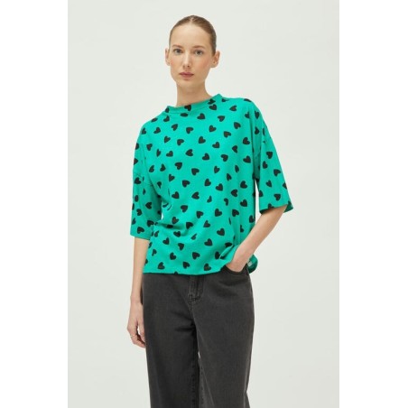 Camiseta con estampado de corazones verde.