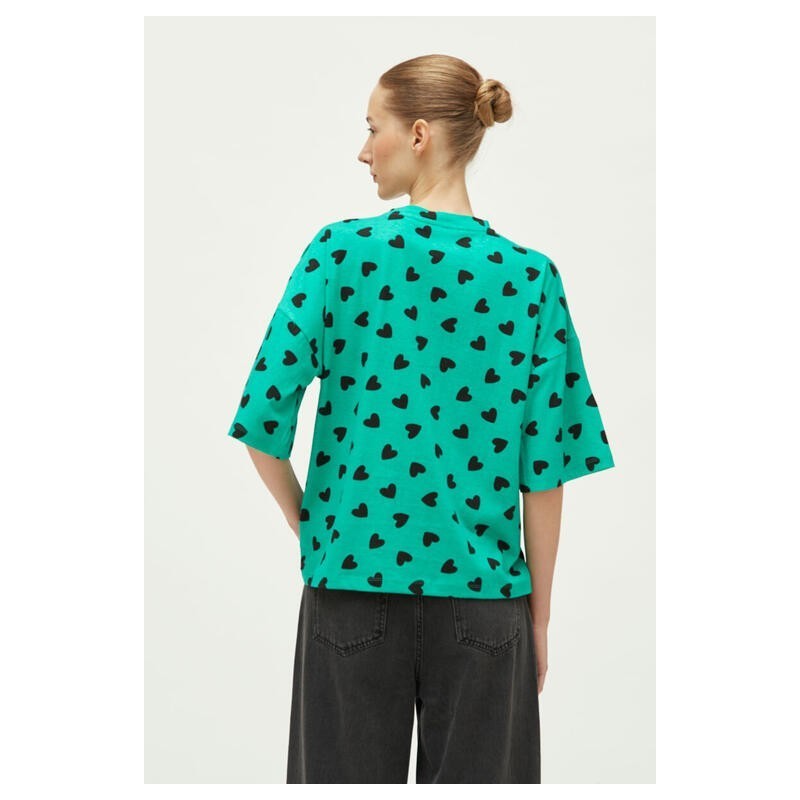 Camiseta con estampado de corazones verde.