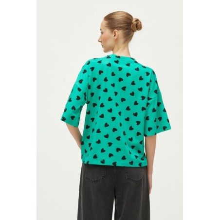 Camiseta con estampado de corazones verde.