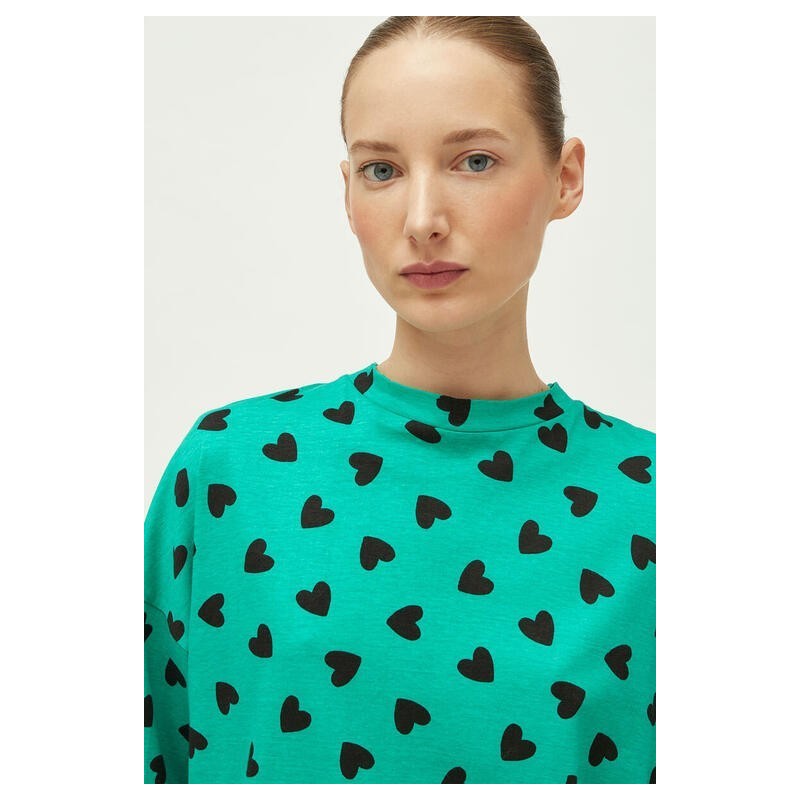 Camiseta con estampado de corazones verde.