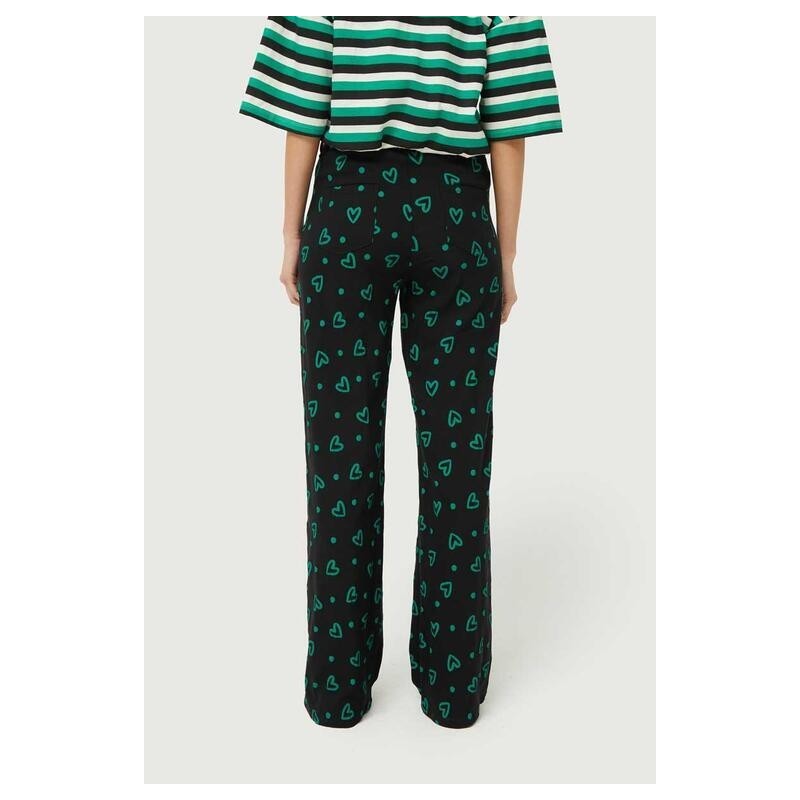 Pantalón recto con estampado de corazones verdes.