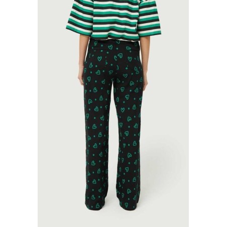 Pantalón recto con estampado de corazones verdes.