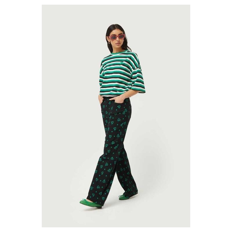 Pantalón recto con estampado de corazones verdes.