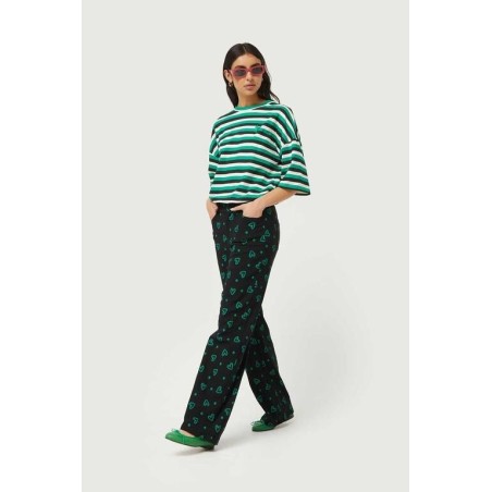 Pantalón recto con estampado de corazones verdes.