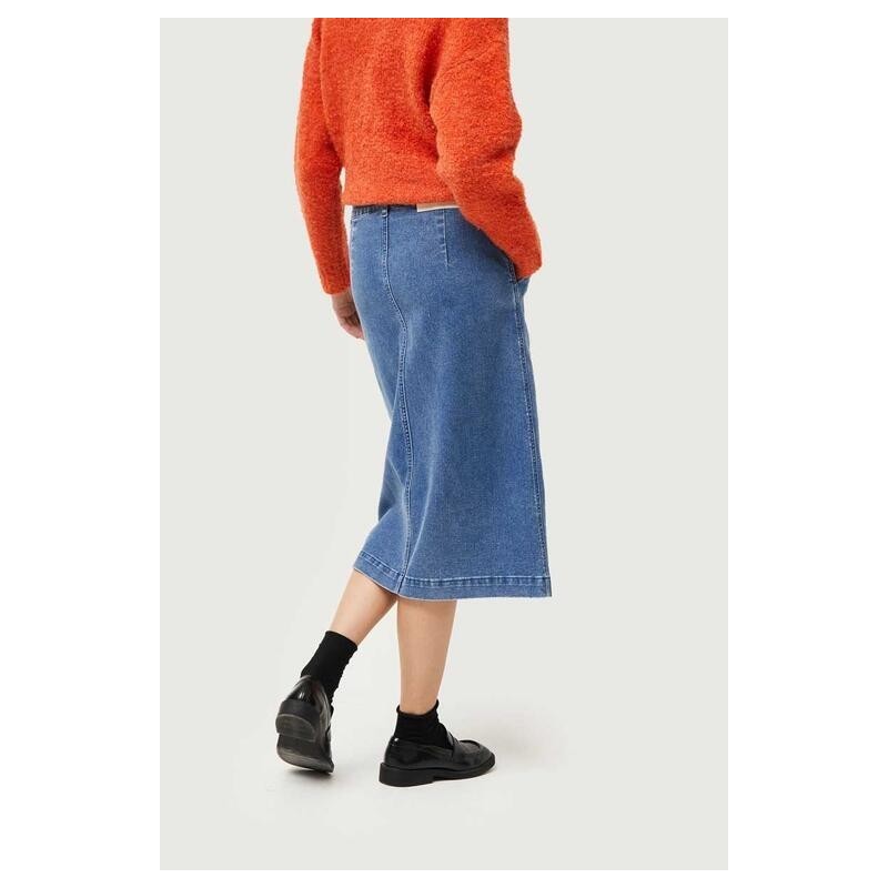 Falda midi vaquera azul.