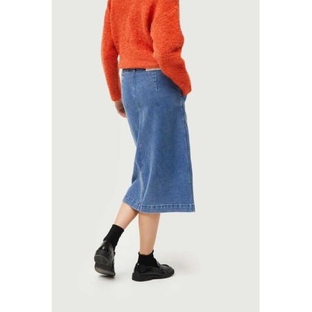 Falda midi vaquera azul.