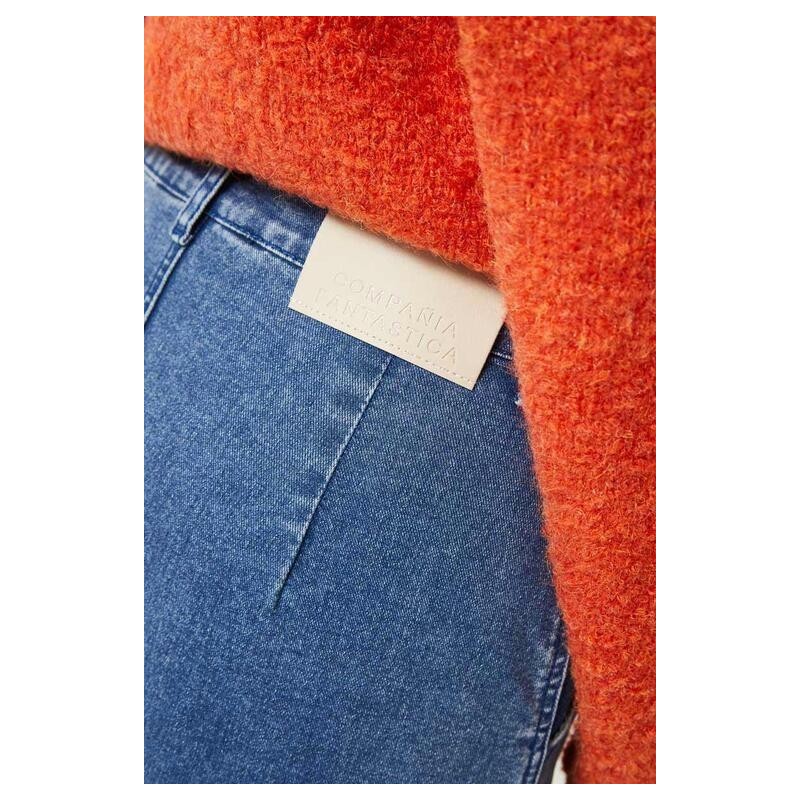 Falda midi vaquera azul.