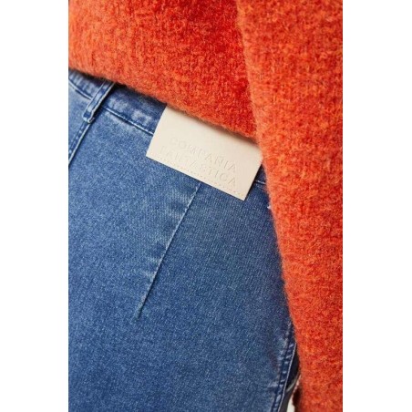 Falda midi vaquera azul.