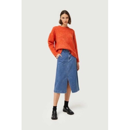 Falda midi vaquera azul.