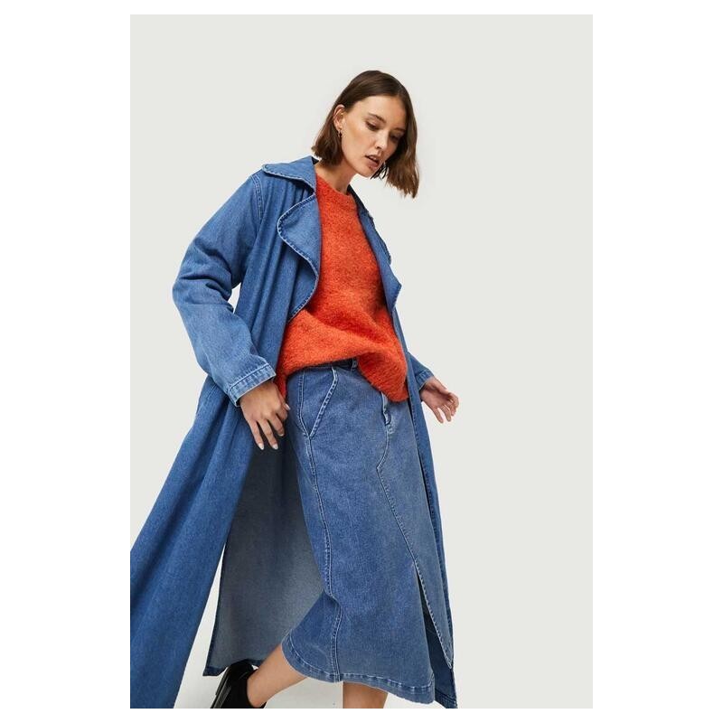 Falda midi vaquera azul.