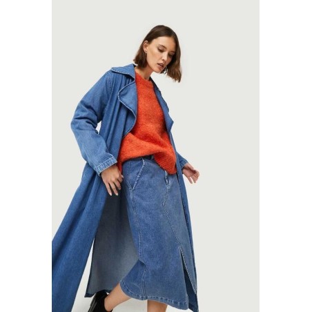 Falda midi vaquera azul.