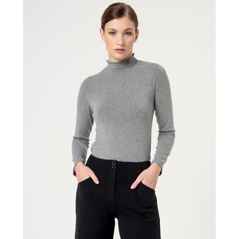 Pantalón recto elástico de tiro medio confeccionado en punto roma. Sin cierres, color liso.