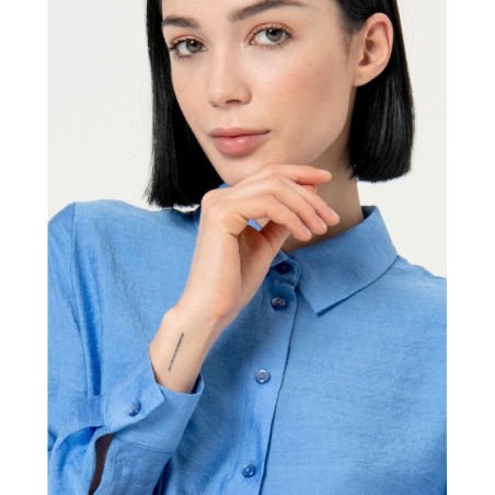 Camisa bajo redondeado.