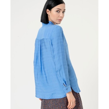 Camisa bajo redondeado.