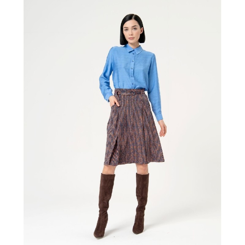 Camisa bajo redondeado.