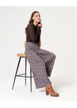 Pantalón amplio con plieges. 2