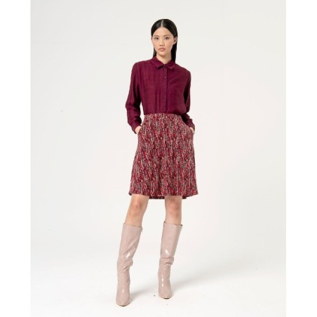 Falda corta estampada.