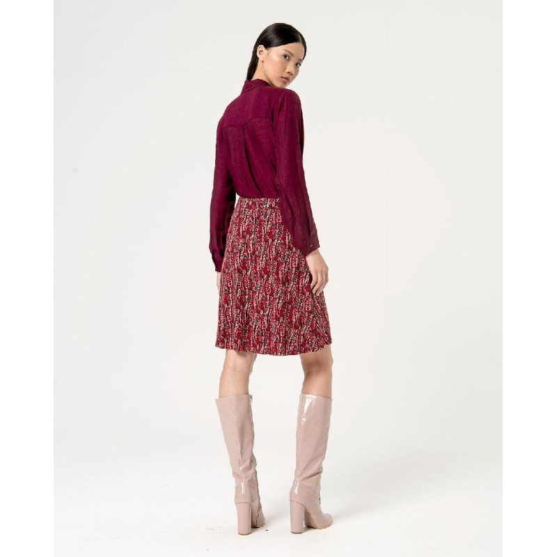 Falda corta estampada.