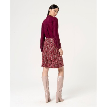 Falda corta estampada.